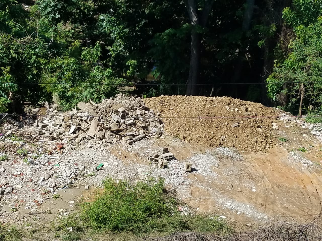 Desaprensivos rellenan cañada en Costámbar ante mirada indiferente de autoridades
