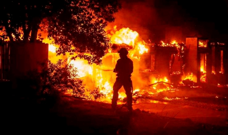 Incendios ocurridos por separado causan daños a comercio y complejo residencial en Montellano y Sosúa