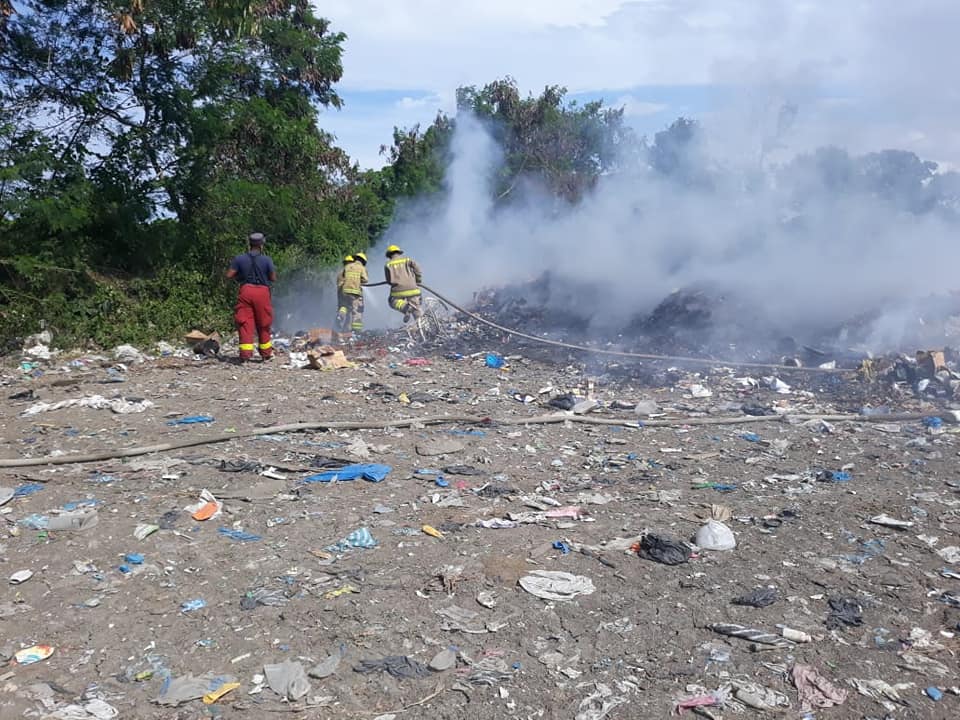 ¡Qué Barbaridad! Se incendió vertedero municipal de Montellano ubicado a orillas del río Camú