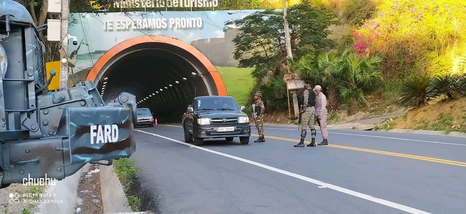 Autoridades continuaron con retenes policiaco-militares a pesar de llegar fecha límite en entradas a Puerto Plata
