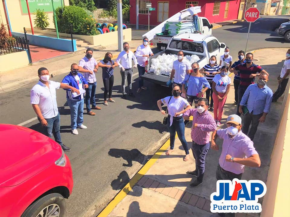 Movimiento juvenil que apoya a Luis Abinader entrega mascarillas y raciones alimenticias en Puerto Plata