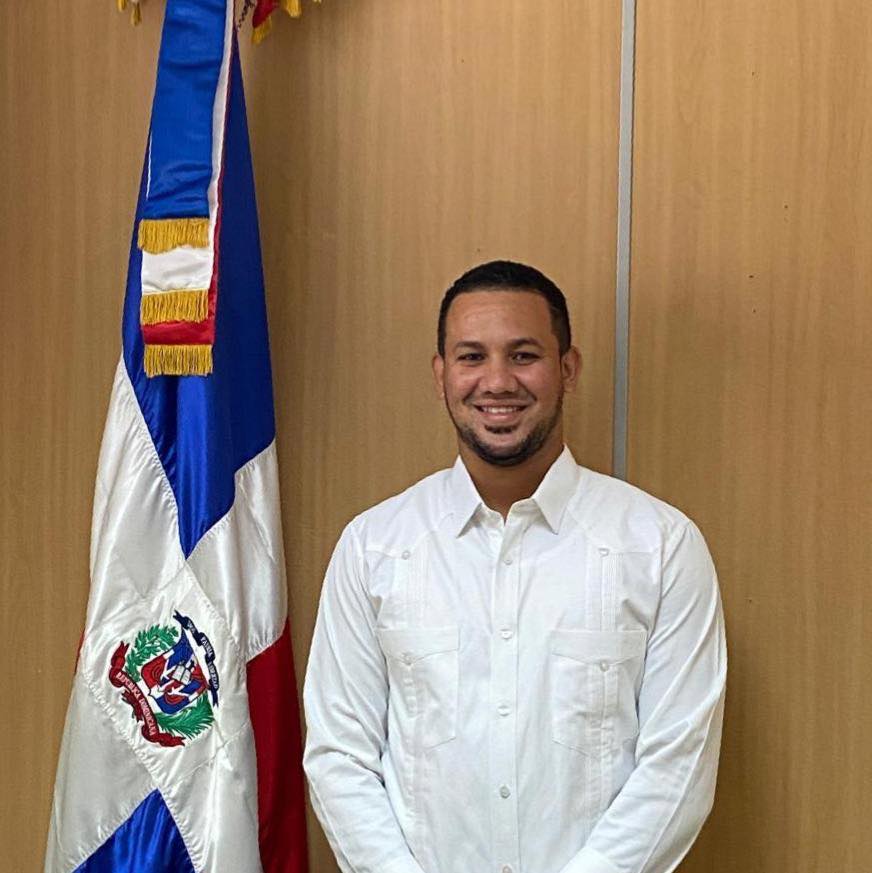 Joven puertoplateño nativo de Playa Oeste es designado viceministro del Gobierno