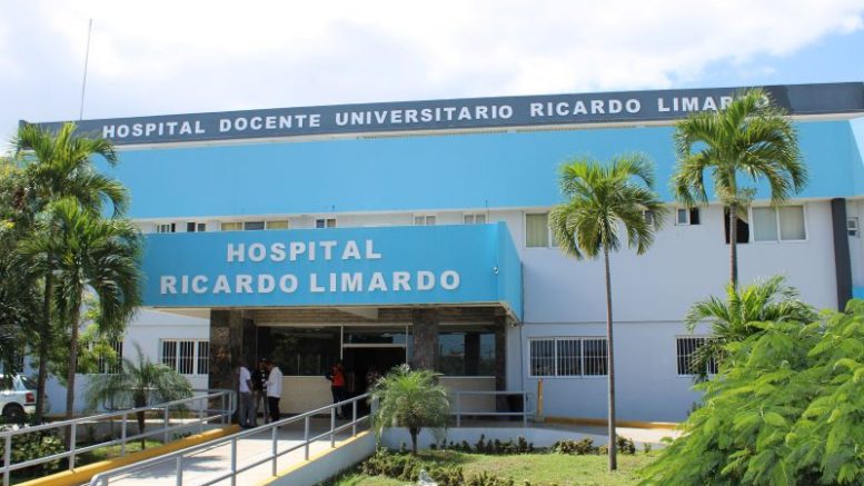Mujer parturienta termina pariendo dentro de un vehículo en la entrada en el Hospital Ricardo Limardo de Puerto Plata 