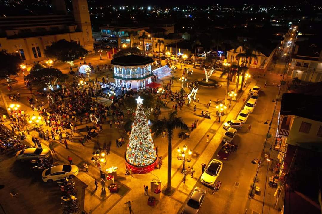 Plazas públicas y establecimientos comerciales de Puerto Plata exhiben decoraciones de Navidad 