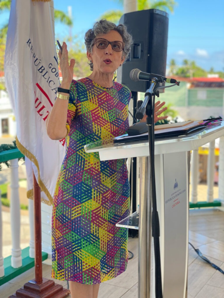 Intelectual puertoplateña critica ministro gubernamental ponga exponente urbano El Alfa como “referente de la juventud”