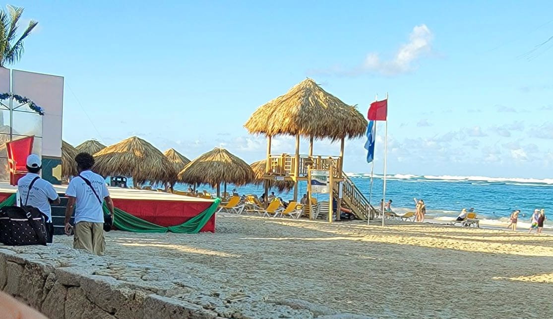 Advierten sobre oleaje peligroso en costas de Puerto Plata y colocan bandera roja en playas