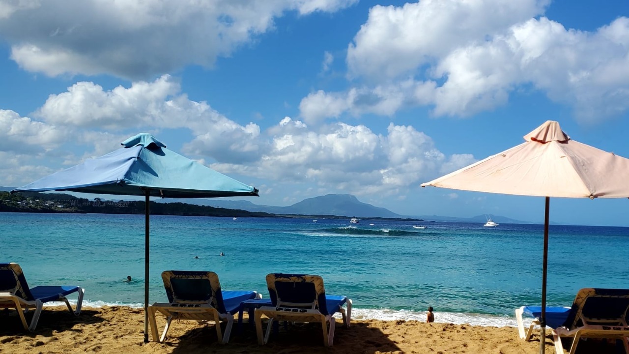 Empieza a normalizarse situación marina en Puerto Plata tras varios días con oleajes anormales