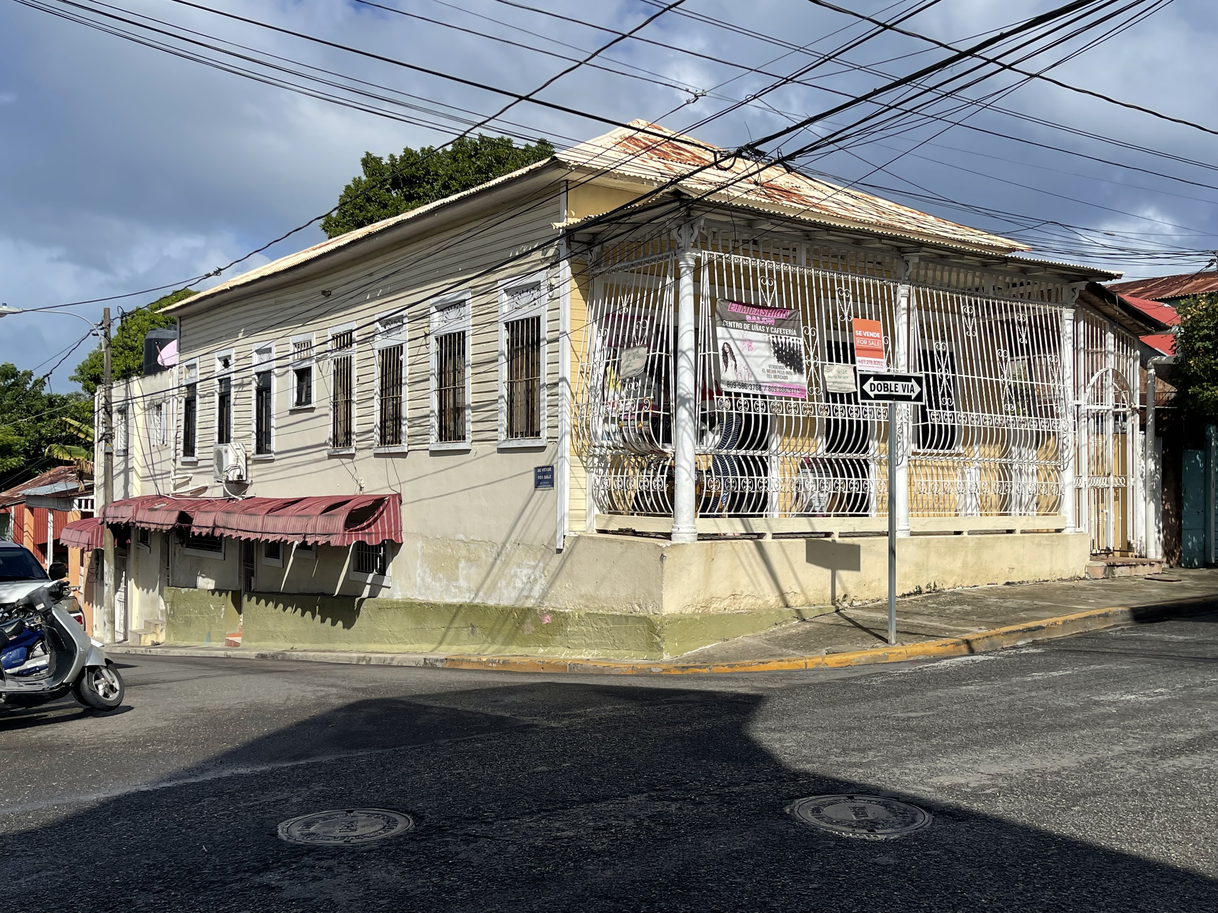 Se vende edificación ubicada en la  calle José Ramón López esquina calle Ulises Francisco Espaillat, Puerto Plata, República Dominicana