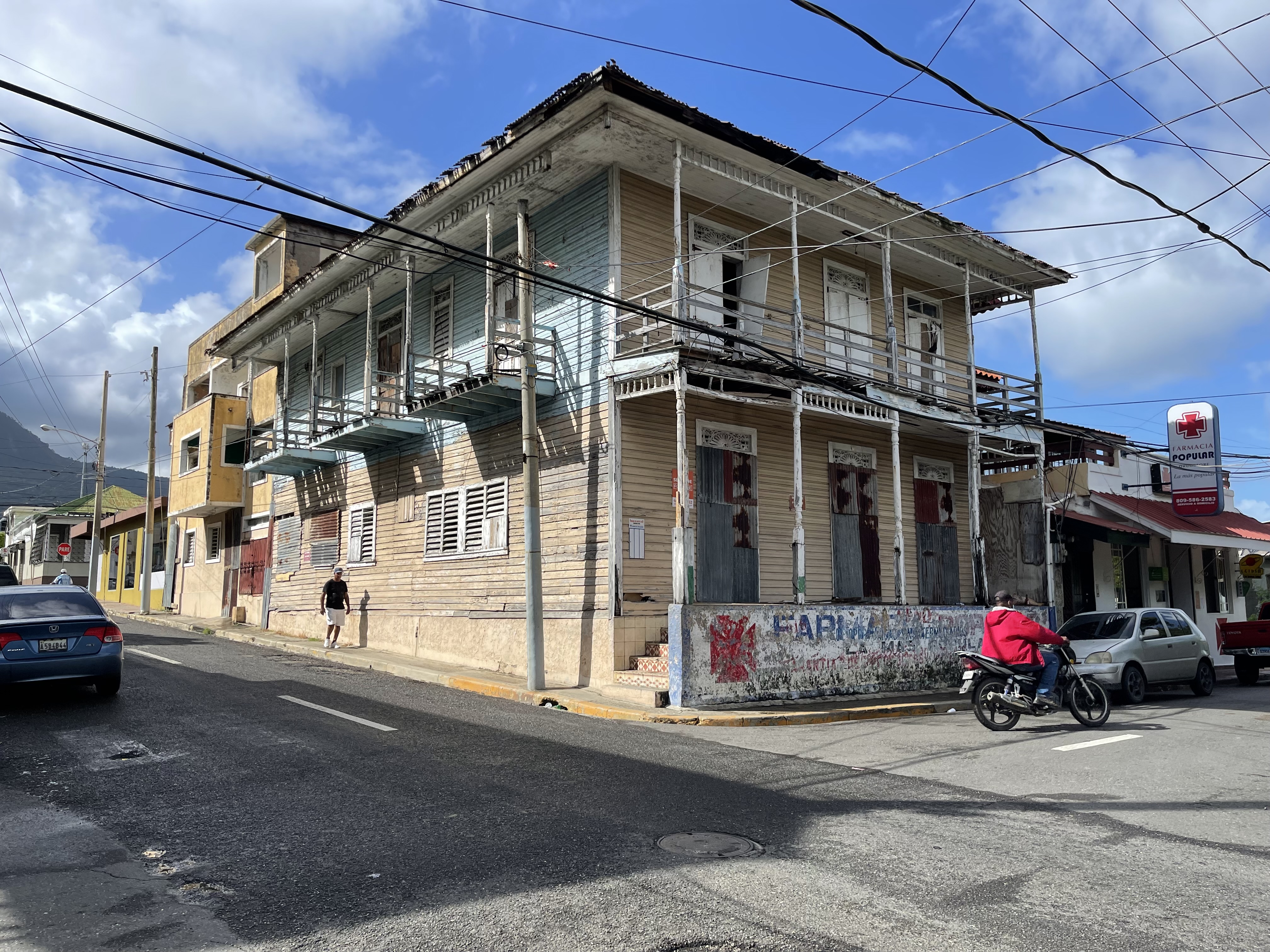 Se venden dos edificaciones localizadas a la avenida Prof. Juan Bosch a esquina José Ramón López Puerto Plata, República Dominicana
