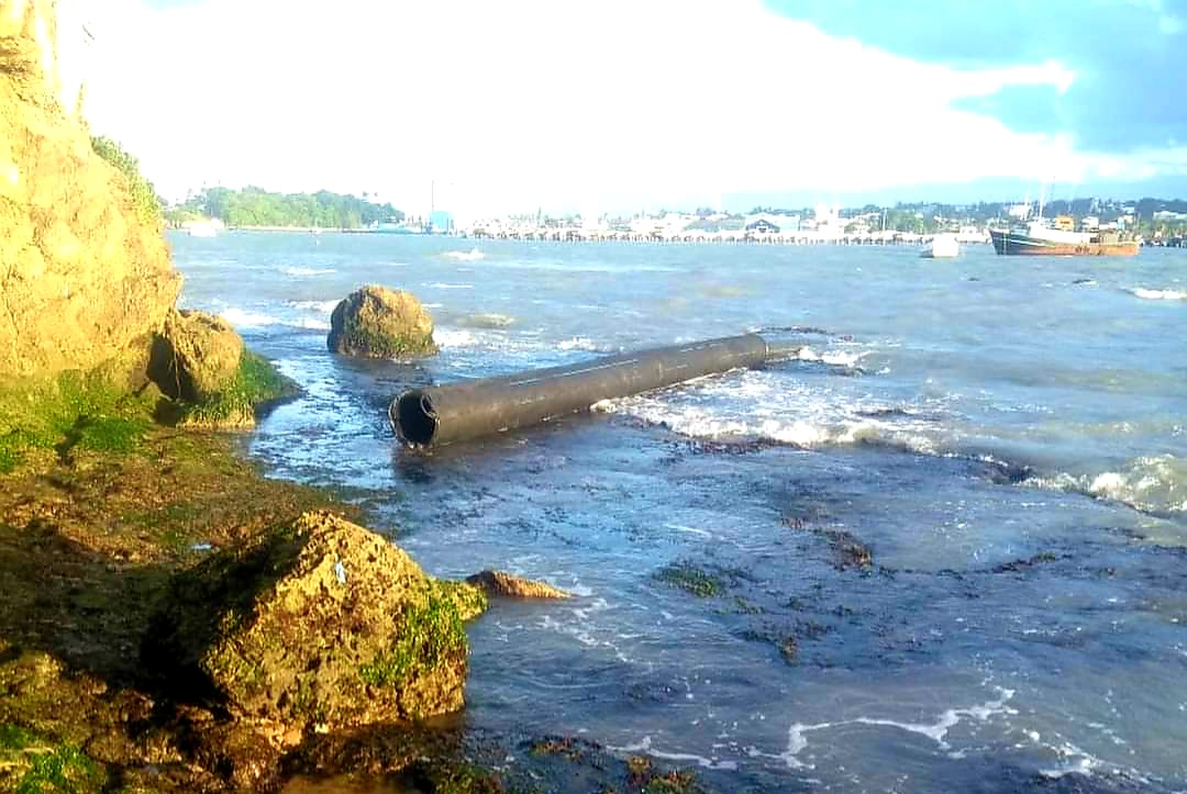Debido al mal tiempo se rompe tubería de barco-draga en bahía de Puerto Plata, punta salió en Costámbar