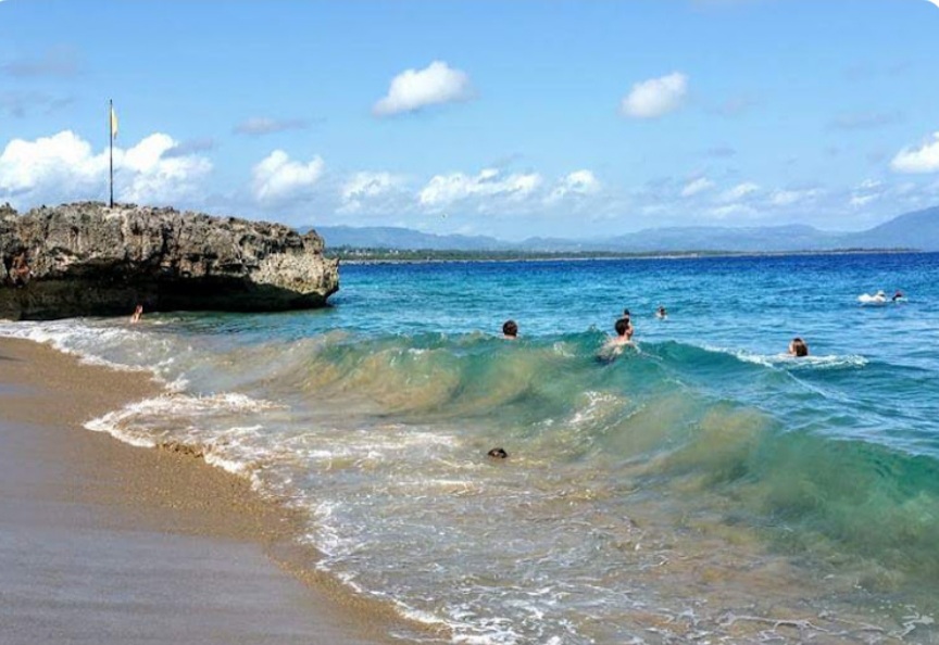 Levantan restricciones en uso de playas en Puerto Plata, se permite bañistas con precaución