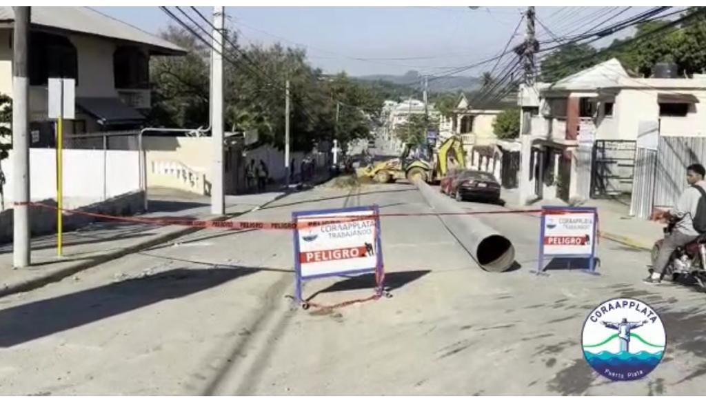 Director  de la CORAAPPLATA, Oliver Nazario Brugal, brigadas de obreros y maquinarias pesadas trabajan en la fase culminante 