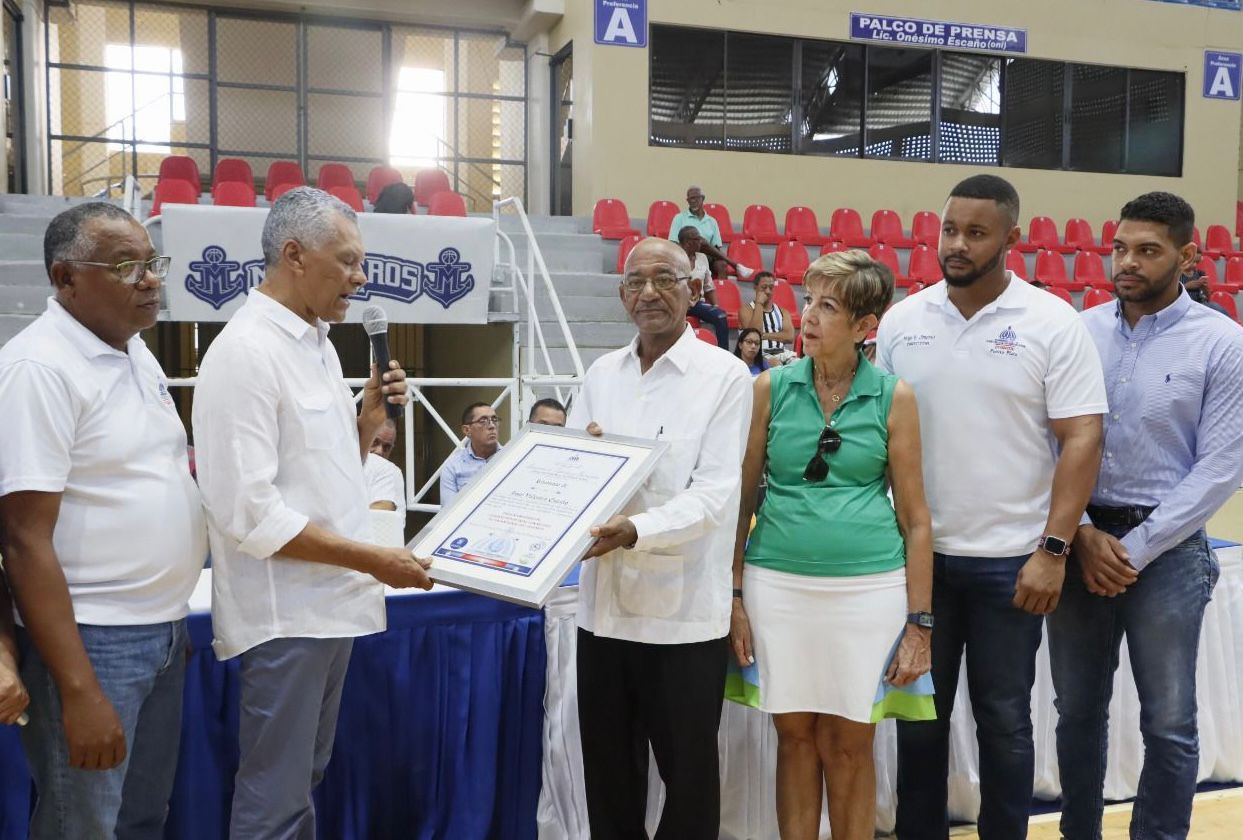 Entidades reconocen al cronista deportivo puertoplateño José Escaño en celebración del Día Nacional del Deporte