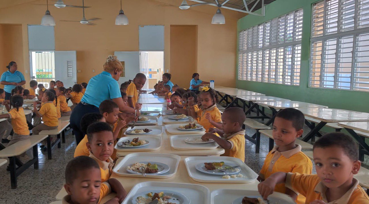 Denuncian raciones del Almuerzo Escolar estarían llegando insuficientes a centros educativos de Puerto Plata