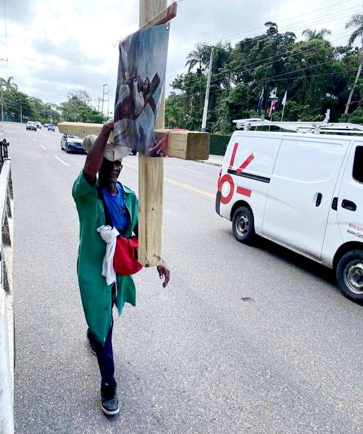 Pasó tímidamente por Puerto Plata “peregrino del Covid” con una cruz a cuesta