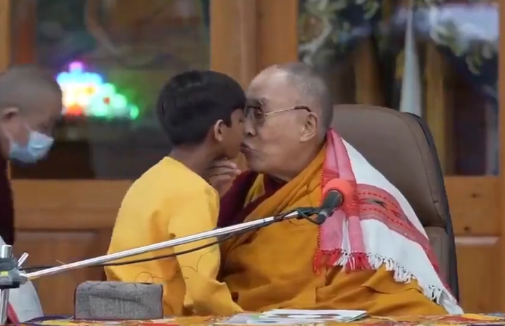 Dalai Lama desata controversia tras besar a niño en la boca y pedir que le chupe la lengua