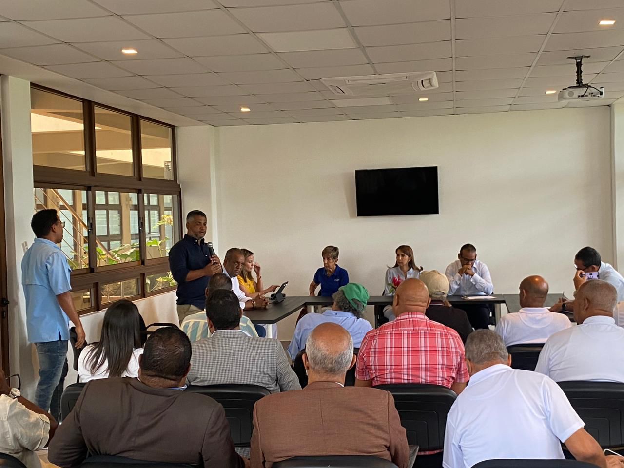 Autoridades se reúnen para socializar y analizar avances trabajos ordenamiento en playa de Sosúa