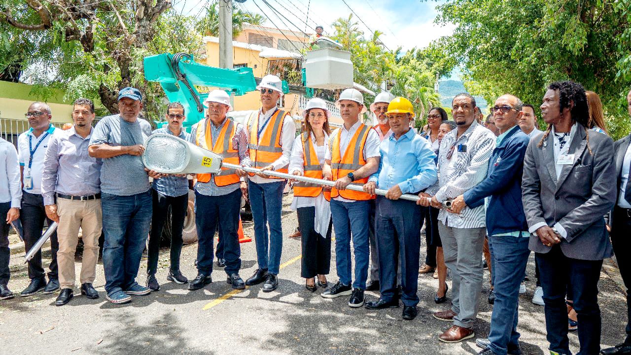 Anuncian plan de iluminación en comunidades de la provincia Puerto Plata