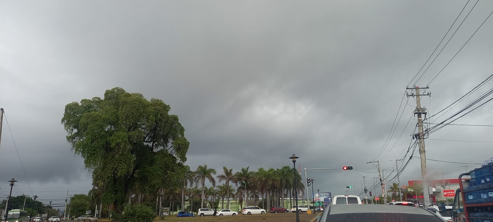 Se registran copiosas lluvias con tronadas aisladas y ráfagas de viento sobre Puerto Plata
