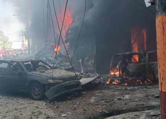 Fuerte explosión en establecimiento comercial en San Cristóbal; reportan víctimas mortales