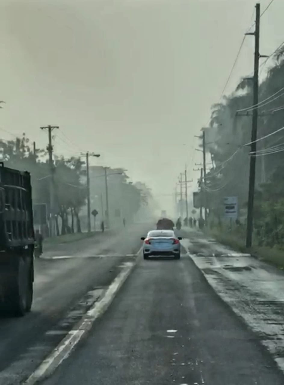 ¡Qué barbaridad más bárbara! Se incendia otra vez vertedero municipal de Sosúa, humareda afecta amplio perímetro
