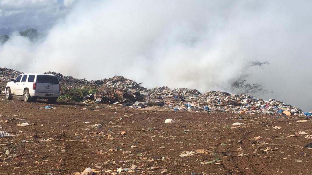 Bomberos luchan por sofocar incendio en vertedero de Sosúa, humareda afecta poblaciones y visibilidad en aeropuerto