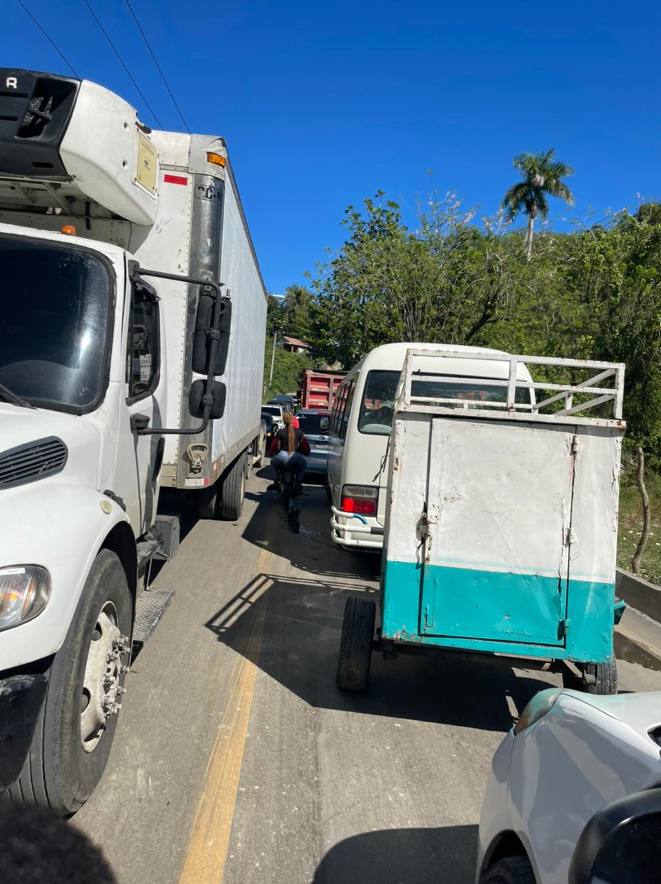 Congestionamiento vehicular se registra en vía alterna Montellano-Sosúa tras cierre puente de Cangrejos