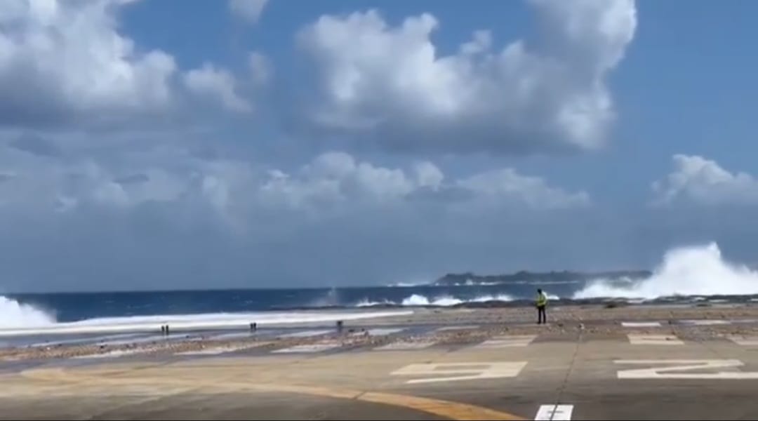 Fuertes oleajes afectan un extremo de la pista de aterrizaje Aeropuerto Gregorio Luperón de Puerto Plata
