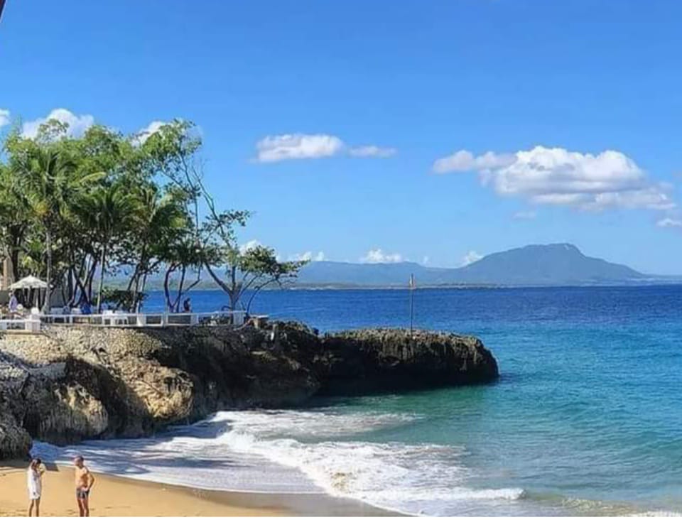 Condiciones marítimas empiezan a mejorar en costas de Puerto Plata tras varios días de oleajes anormales