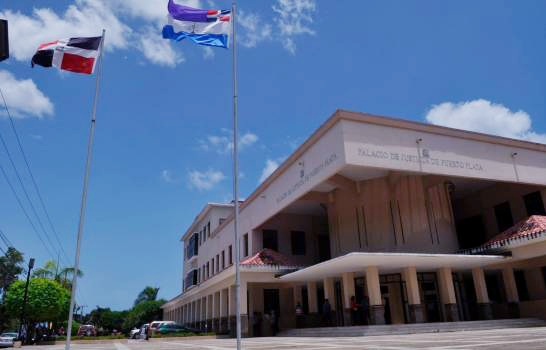 Hombre acusado de raptar sobrina defeca y se embarra de heces en Palacio de Justicia de Puerto Plata