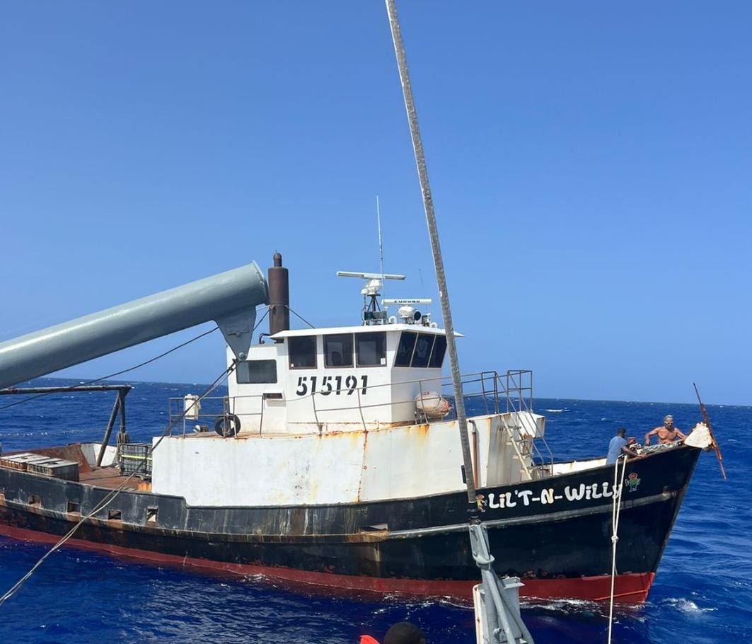 Armada Dominicana auxilia barco sufrió percance en alta mar y fue ...