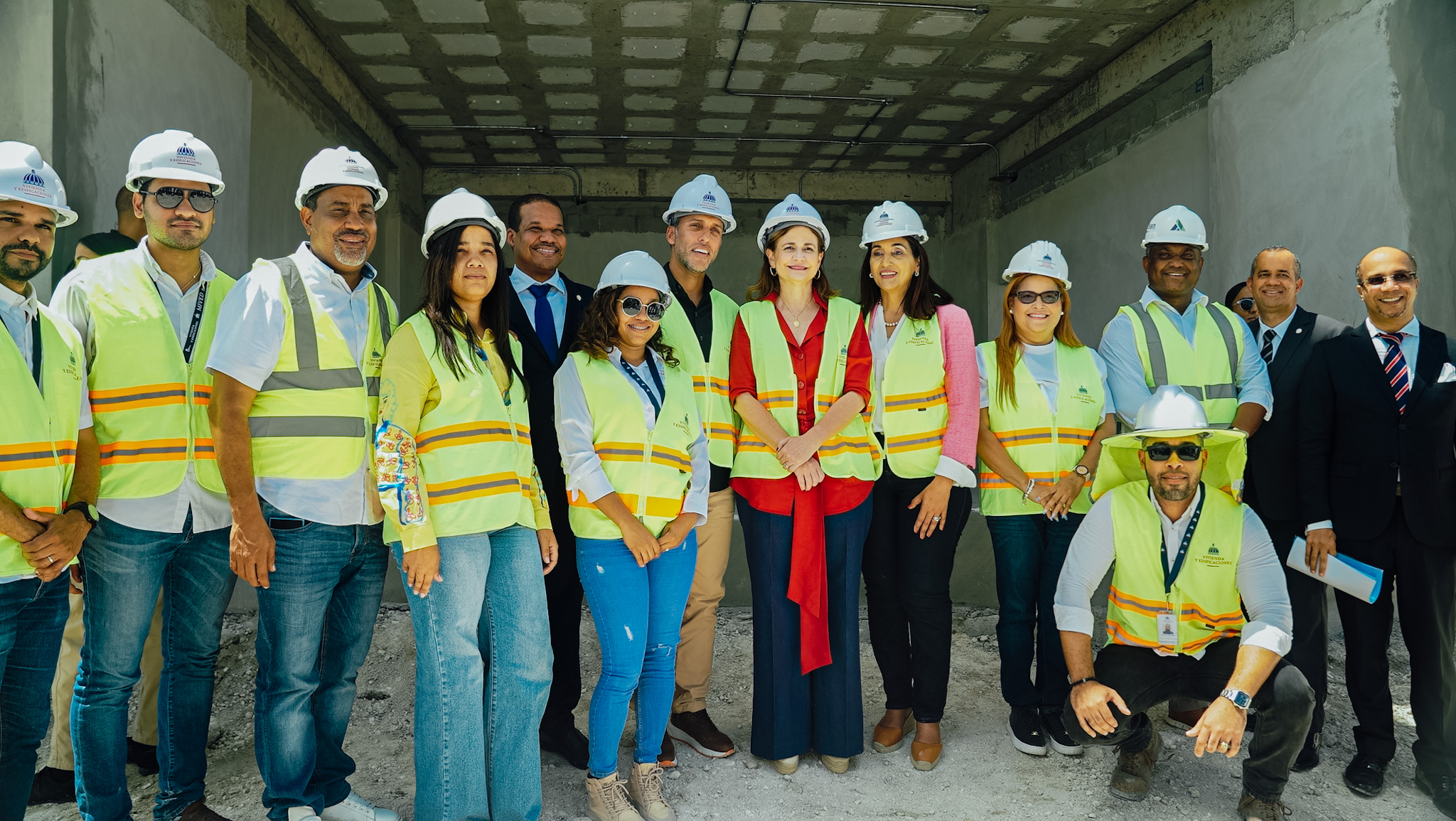 Vicepresidenta Raquel Peña y directivos del MIVED supervisan construcción de la UASD en AZUA