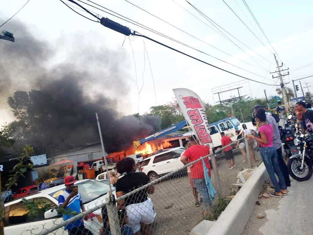 Se prende en fuego yipeta en carretera principal de Sosúa 