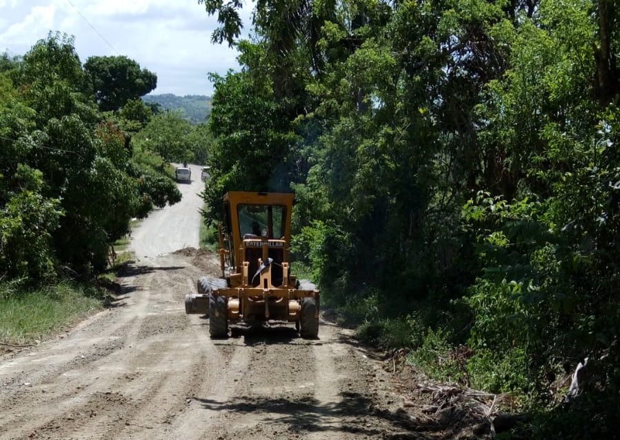 Alcaldía Municipal de San Felipe de Puerto Plata acondiciona caminos vecinales en zonas rurales