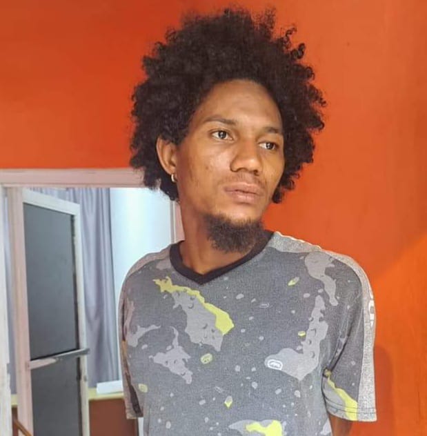 Policía atrapa delincuente asaltó joven en Montellano, arresta sujeto robó artículos en residencia