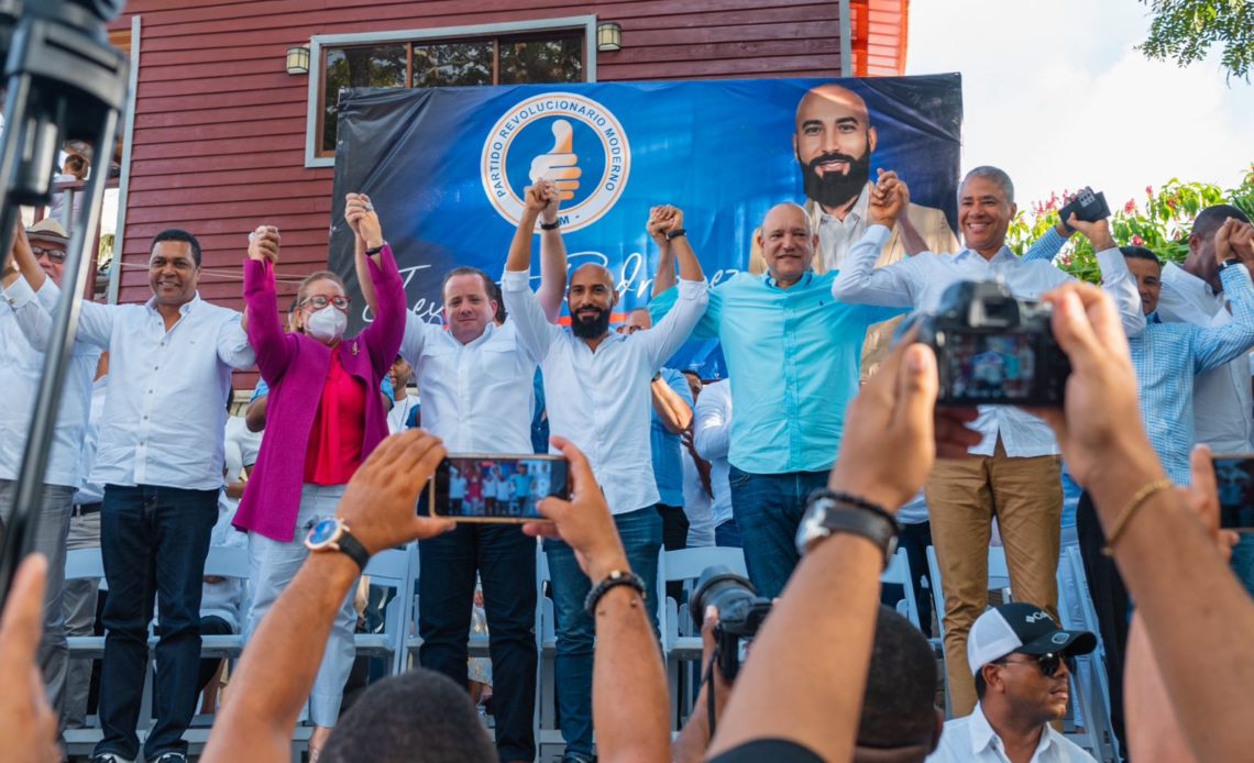 José Paliza juramenta director de junta distrital de Pedro García