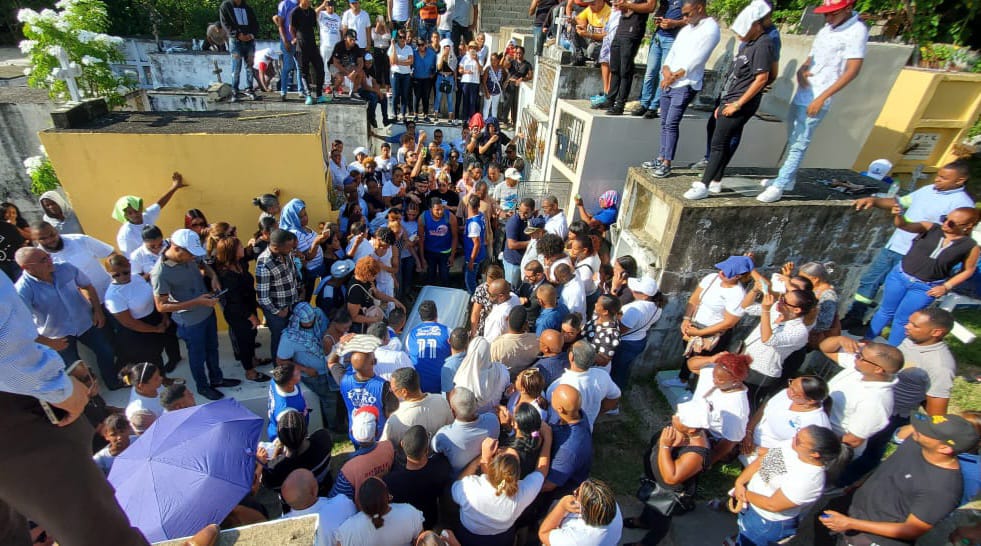 Sepultan en Puerto Plata joven asesinado a tiros frente a su vivienda para robarle prendas