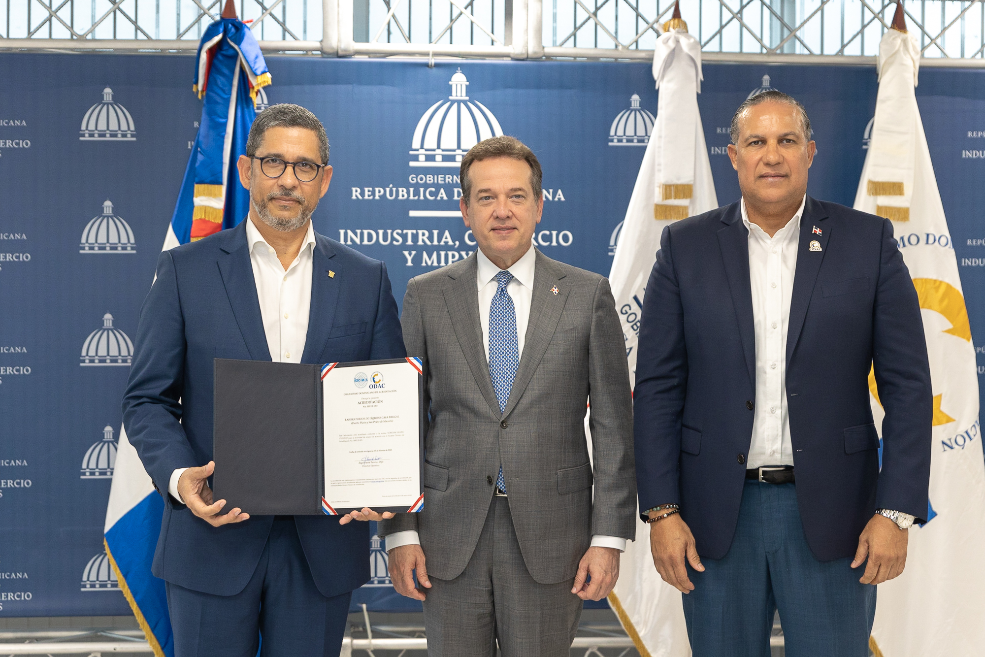 ODAC entrega acreditación a laboratorios de líquidos de Casa Brugal