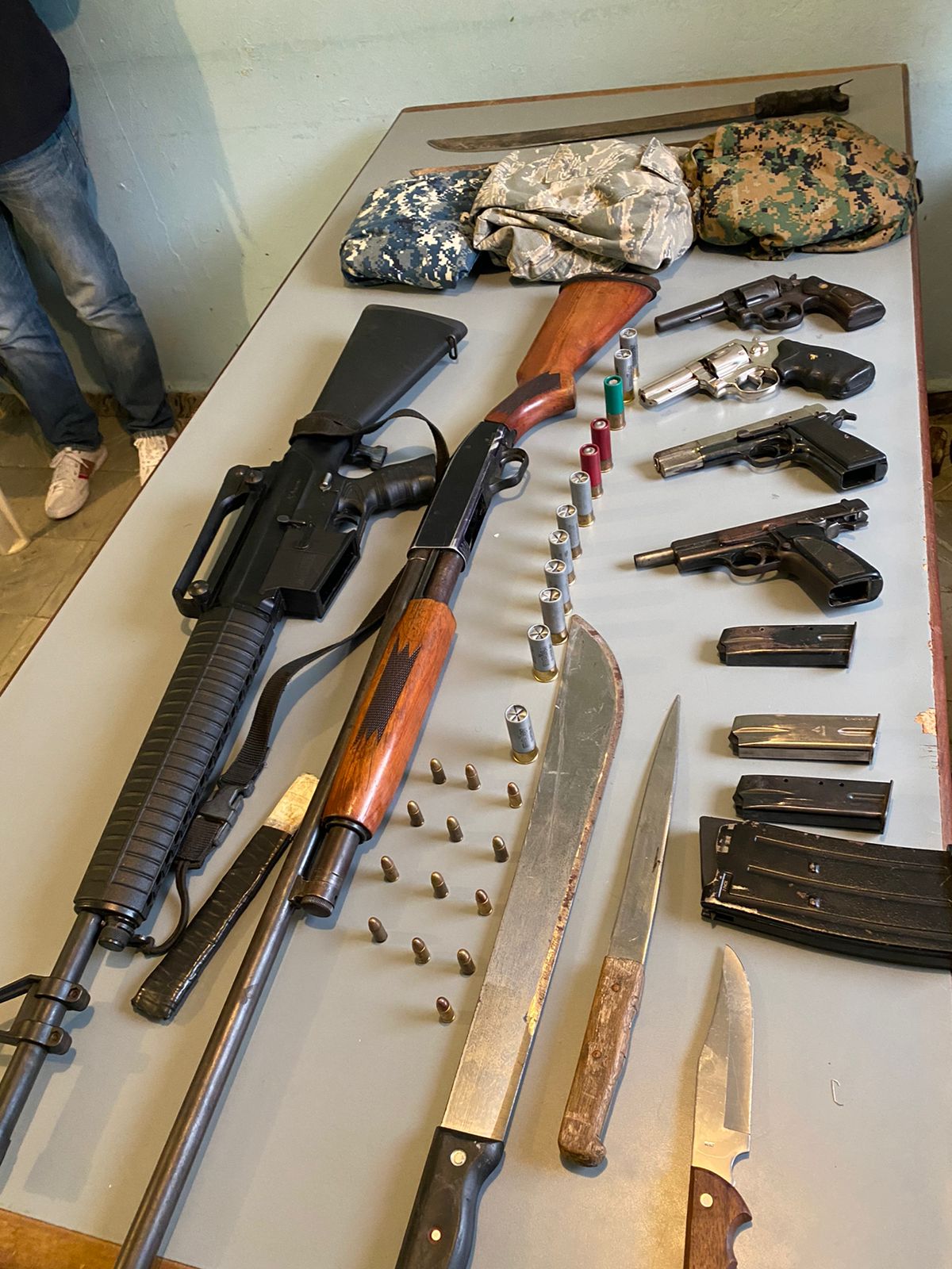 Ocupan armas, dinero y apresan dos sujetos tras allanamiento a vivienda en Luperón