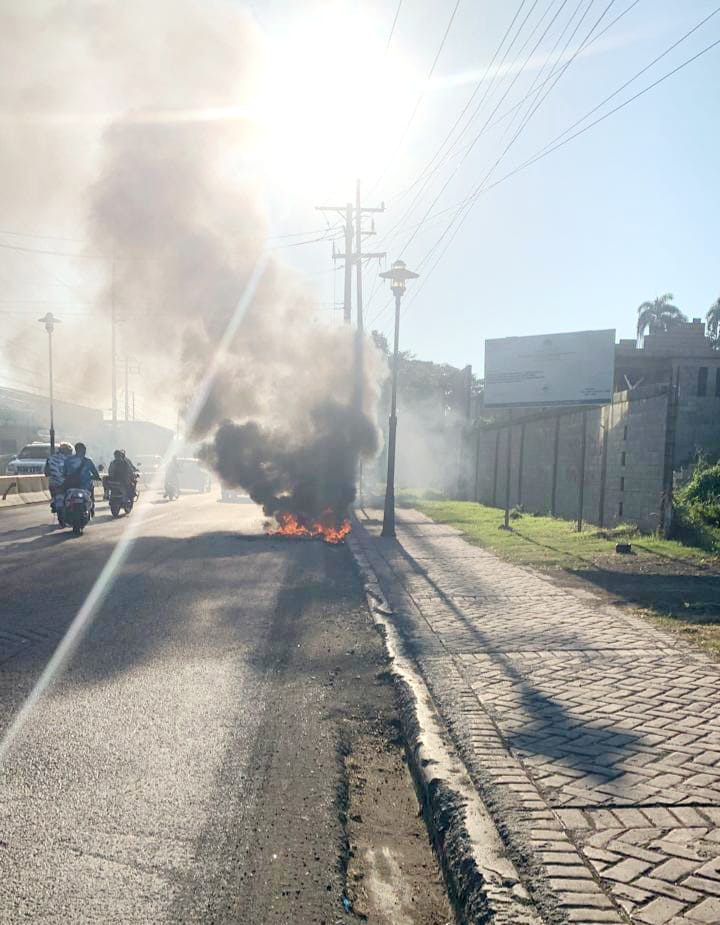  Desaprensivos queman gomas frente a liceo lleva años en proceso de construcción en Puerto Plata