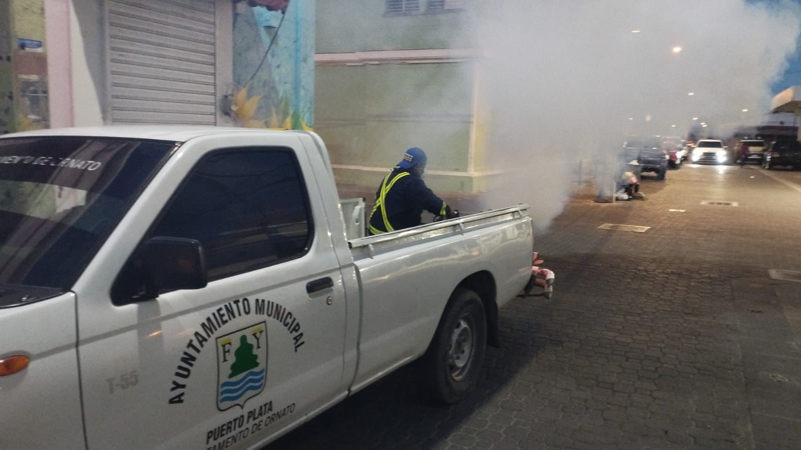 Cabildo realiza jornada de fumigación para prevenir el dengue en sectores de Puerto Plata 