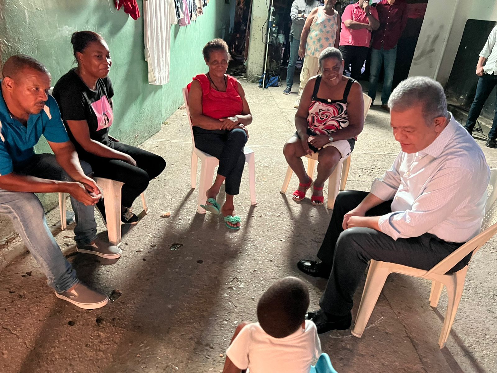 Leonel visita sector Villa Duarte, sin avisar, para conversar con residentes