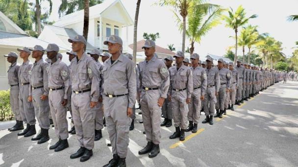 Presidente Abinader hace efectivo nuevo aumento salarial para la Policía Nacional: conscriptos y rasos con salario base de RD$29,025.07 más incentivos