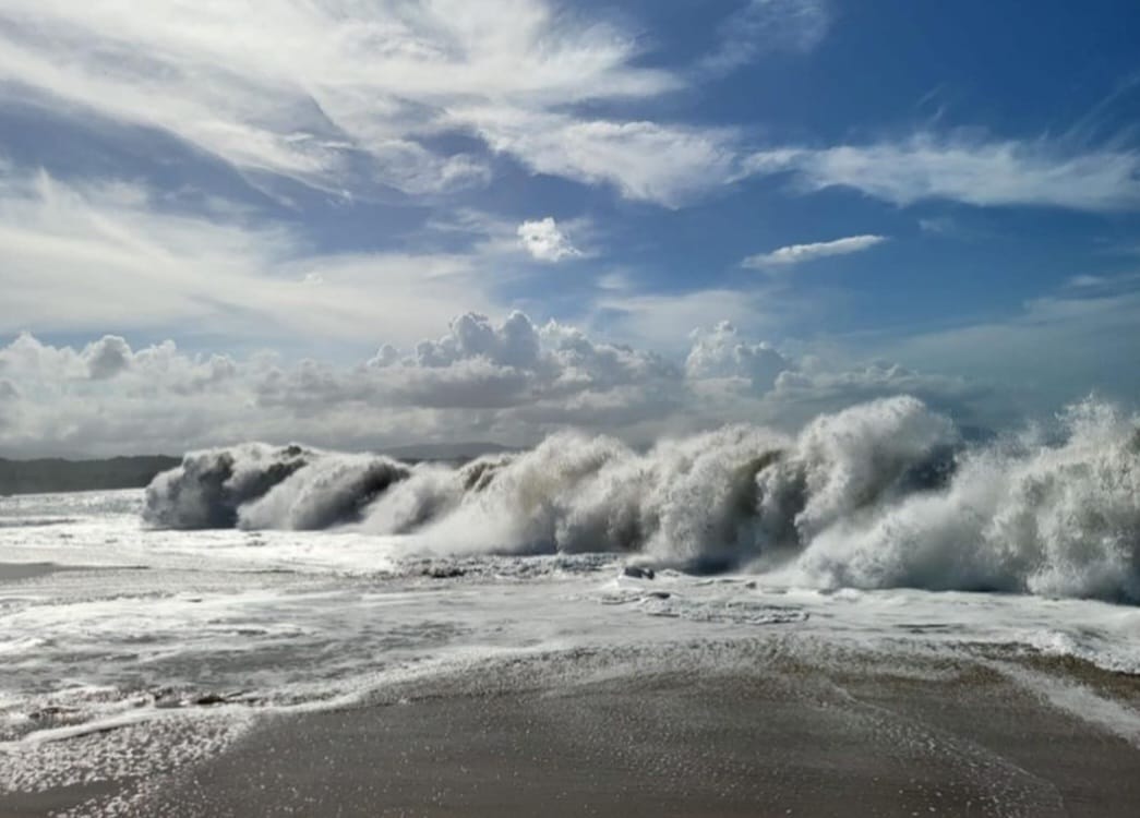Prohíben uso de playas en Puerto Plata por oleajes anormales, colocan bandera roja