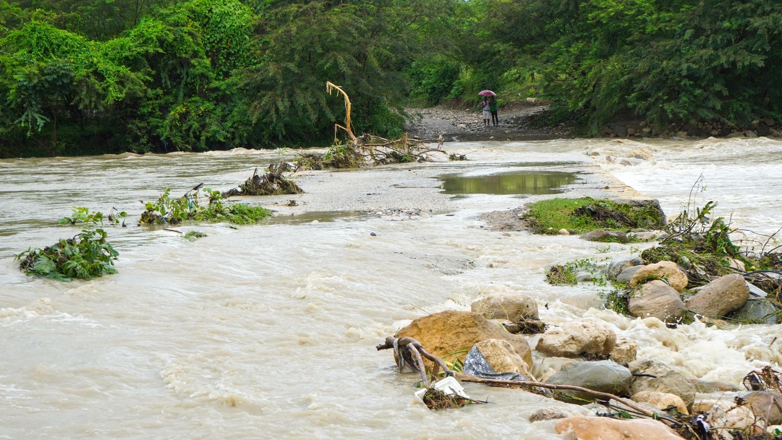 Intensas lluvias mantienen desbordados ríos de Puerto Plata, varias comunidades aisladas