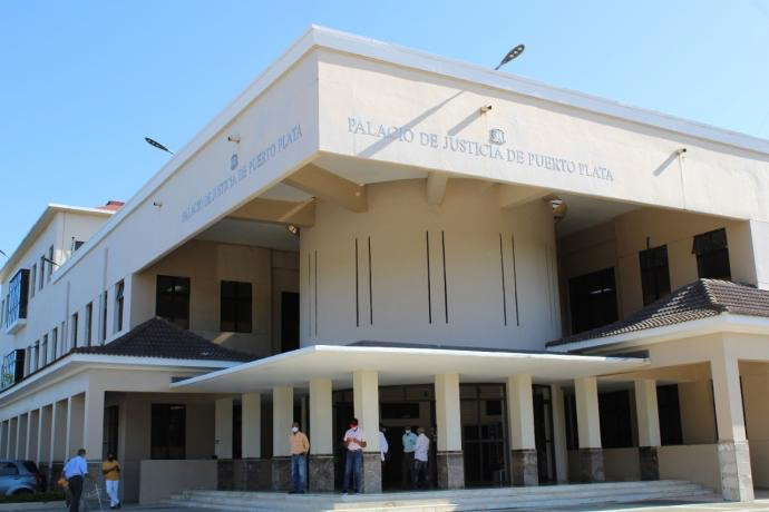 Abogados denuncian que trabajan en condiciones precarias en el Palacio de Justicia de Puerto Plata