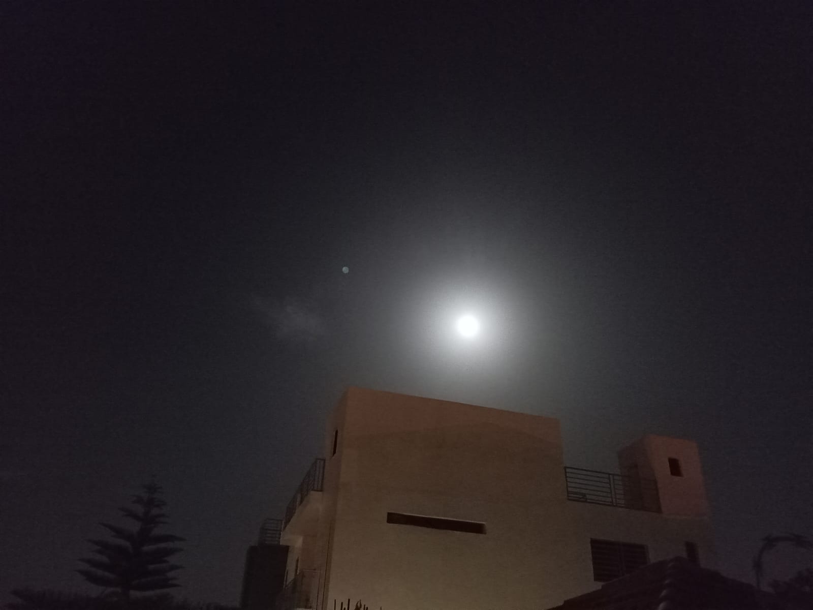  Puertoplateños admiraron fenómeno celeste de la 1ra. Superluna del 2024   