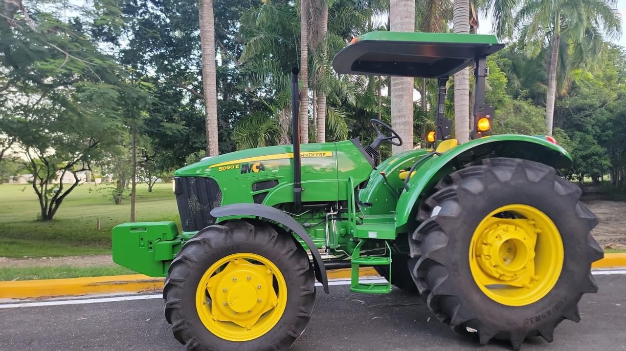      Asociación de Hoteles de Playa Dorada adquiere tractor para optimizar limpieza de playa     