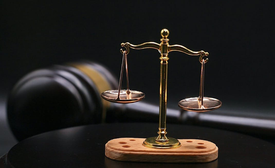 Imponen medida de coerción a sujetos acusados de falsificar cheques Cabildo de Puerto Plata y estafar supermercado   