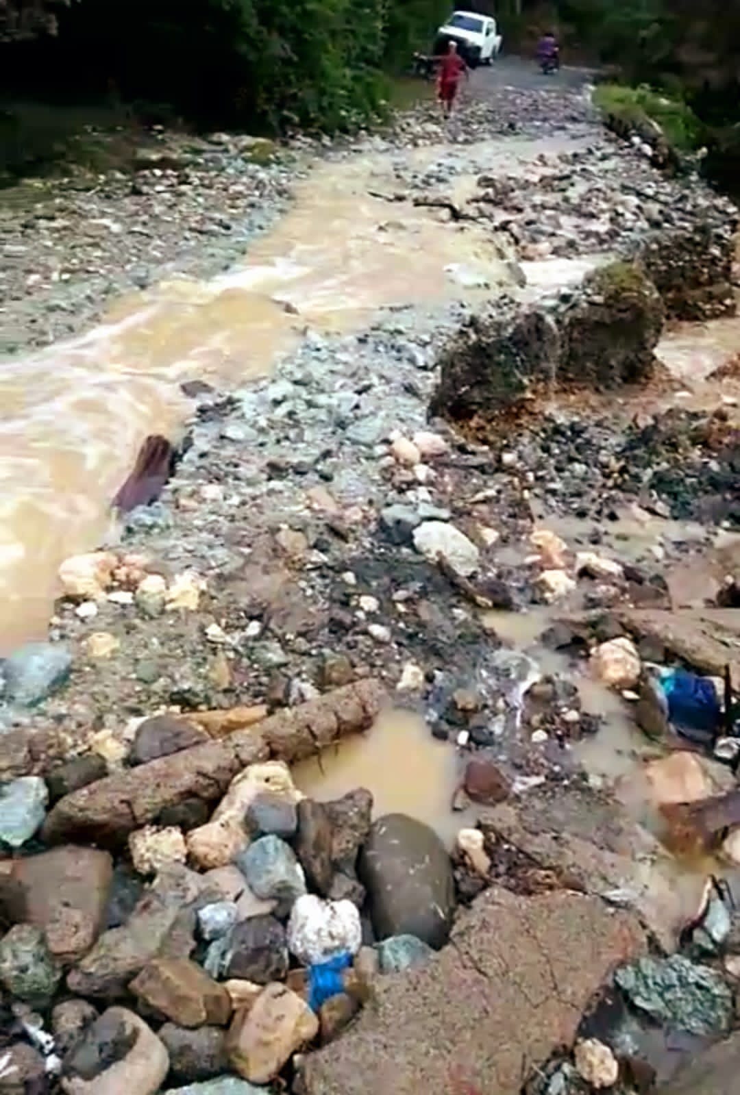 Lluvias destruyen carretera rural San Marcos-Sabana del Corozo en Puerto Plata      